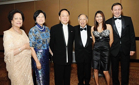 Rony Fineman (right), CEO of Nova Group and his wife Vipharat Kerdkorvong (2nd right) join Hong Kong Governor Tong Jian Wa and his wife and Mrs Padma Harilela (left) to wish Dr. Hari Harilela (3rd right), chairman of the Harilela Group in Hong Kong a Happy Birthday recently at Holiday Inn Hong Kong.